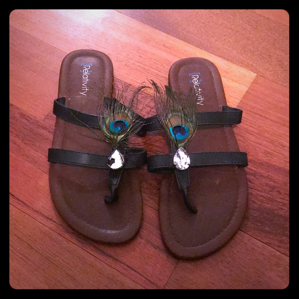 NWT Macy’s size 8 black peacock feather Sandals